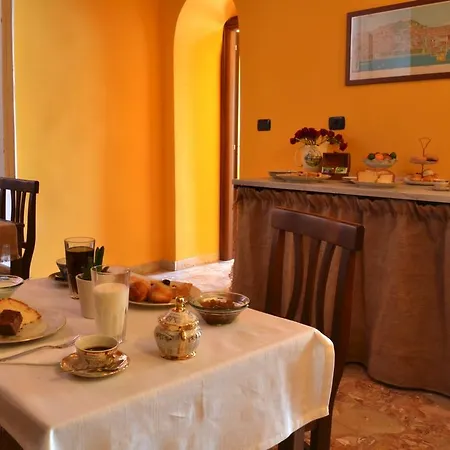 Alojamento de Acomodação e Pequeno-almoço A Casa Di Mamma Nápoles